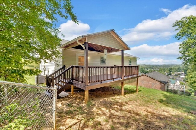 Building Photo - 227 Valley Crest Dr