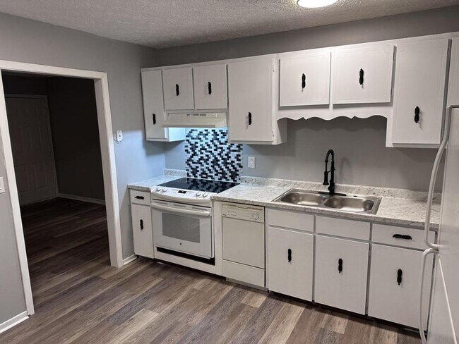 Building Photo - 300 Car-Mol Dr