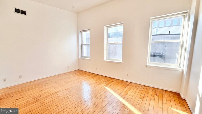 Building Photo - 136 N 3rd St