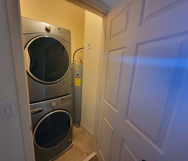 Building Photo - 4/2.5 TOWNHOME VILLA in Waterstone-Davenpo...