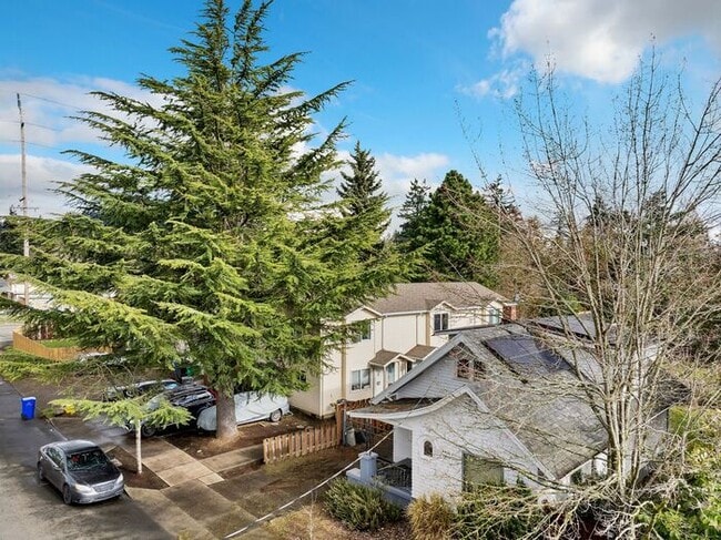 Building Photo - Beautiful 2 bedroom townhouse. Available February!