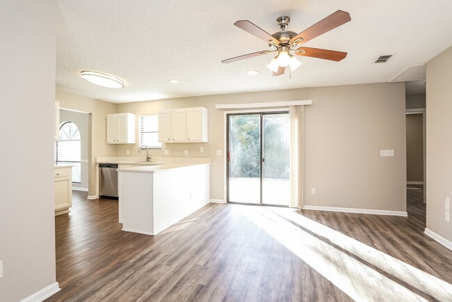 Building Photo - 1464 Rose Hill Dr W