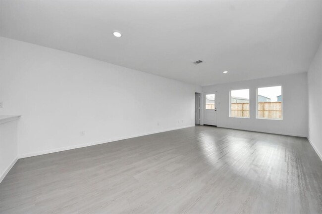 Building Photo - 18036 le gotte