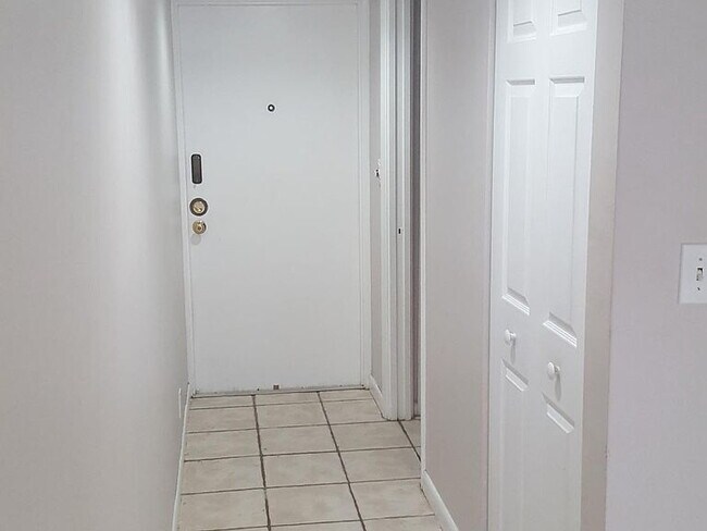Building Photo - "Chic & Spacious 1-Bedroom Retreat with Gr...