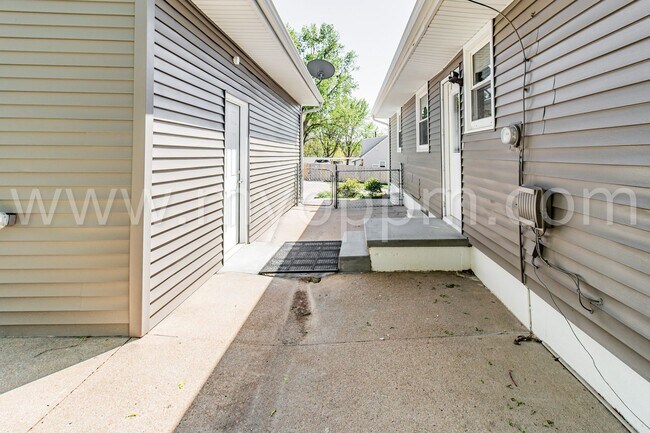 Building Photo - Pristine 4 Bedroom / 2 Bathroom Home | Wes...