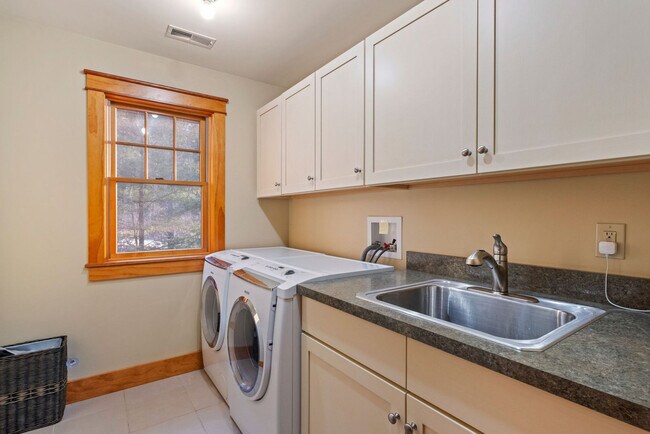 Building Photo - 20 Yellow Birch Cir