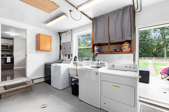 Building Photo - 8254 Mary Ann Ave