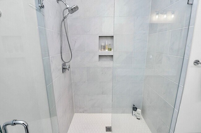 Building Photo - LoSo Terrace like new townhome available f...