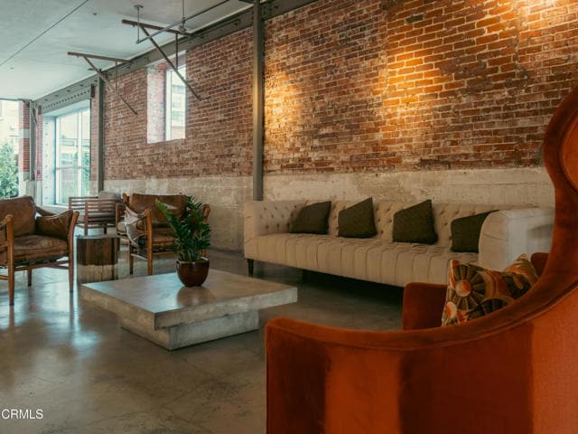 Building Photo - 530 S Hewitt St