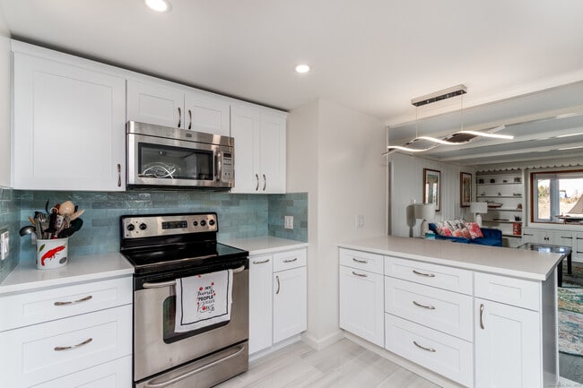 Building Photo - 18 Bay St