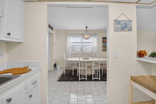 Building Photo - 359 Saxony Trail