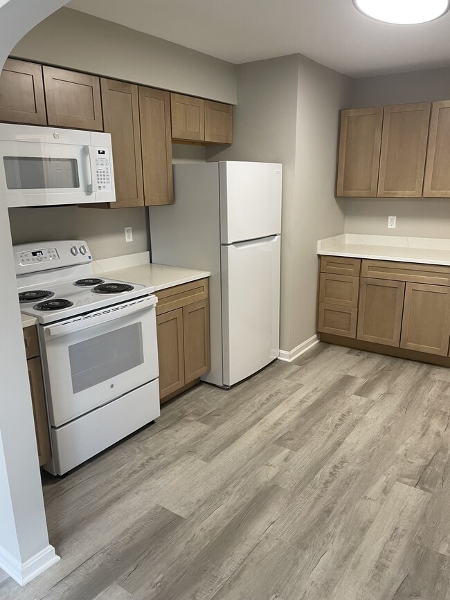 Building Photo - 213 Poplar Ave