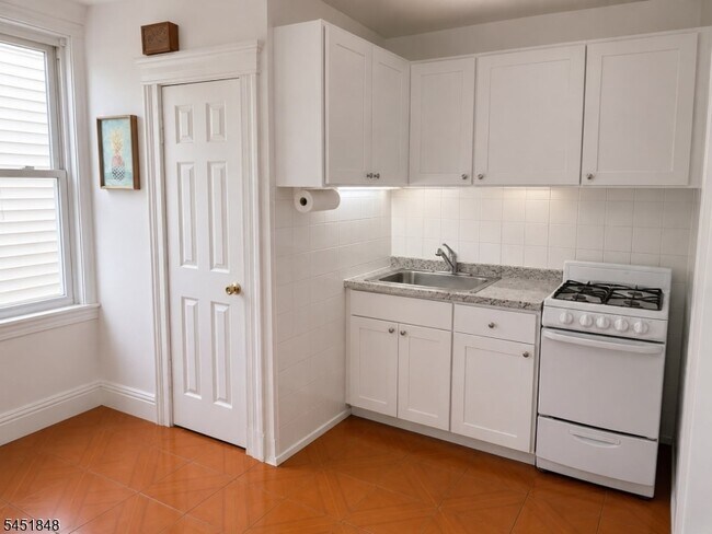 Building Photo - 82 Laidlaw Ave