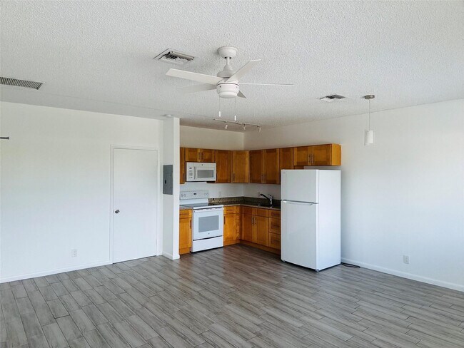 Building Photo - 229 E Commercial Blvd