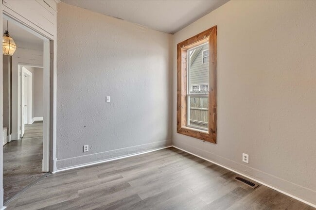 Building Photo - 913 S Hoff Ave