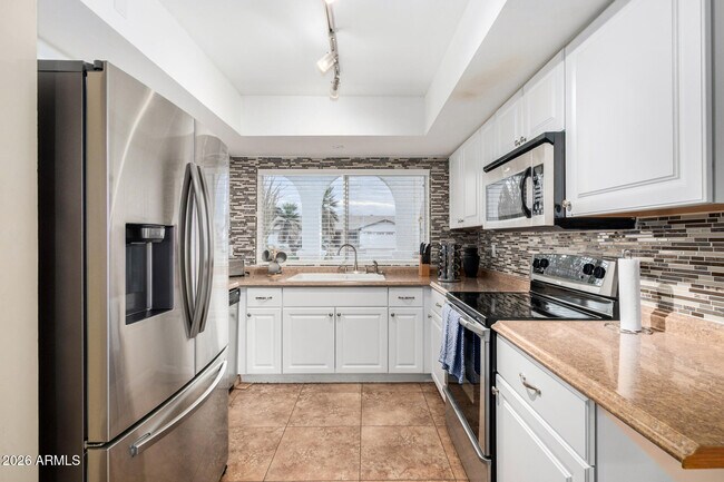 Building Photo - 2424 W Portobello Ave