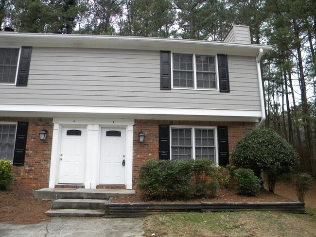 Building Photo - LIlburn 2 Bed/2.5 Bath End Unit Townhouse!...