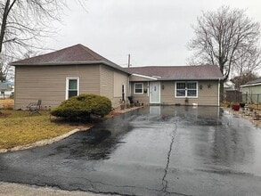 Building Photo - 810 W 11th St