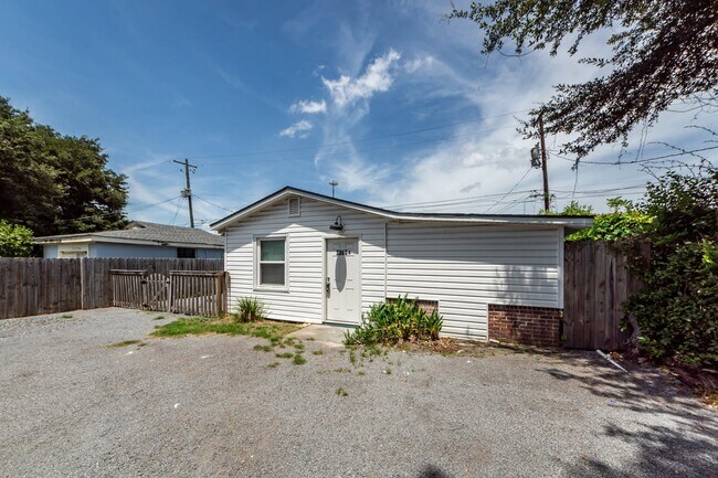 Building Photo - 3860 Chestnut St