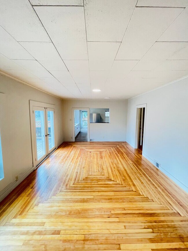 Building Photo - 1100 32nd St