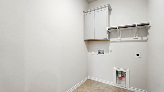 Building Photo - Welcome to this stunning 4-bed, 2-bath home with flex space, style, and comfort throughout!