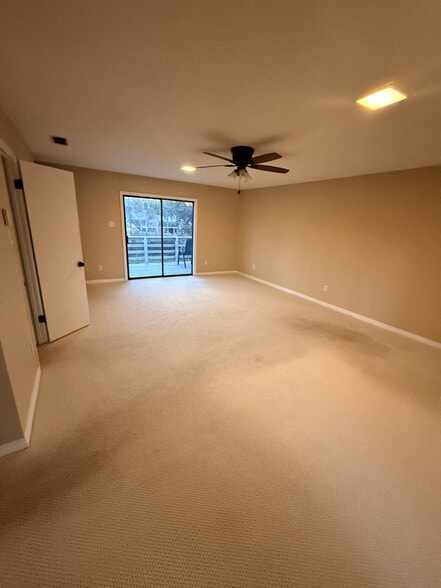 Building Photo - 2004 Pine Needle Dr E