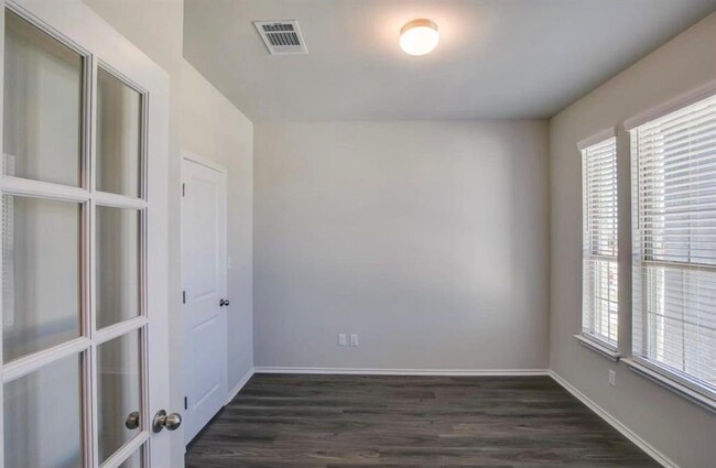 Building Photo - 129 Goldfinch Dr