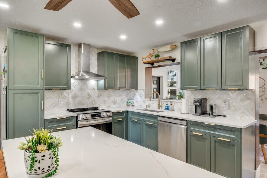 Building Photo - 415 N Shore Dr