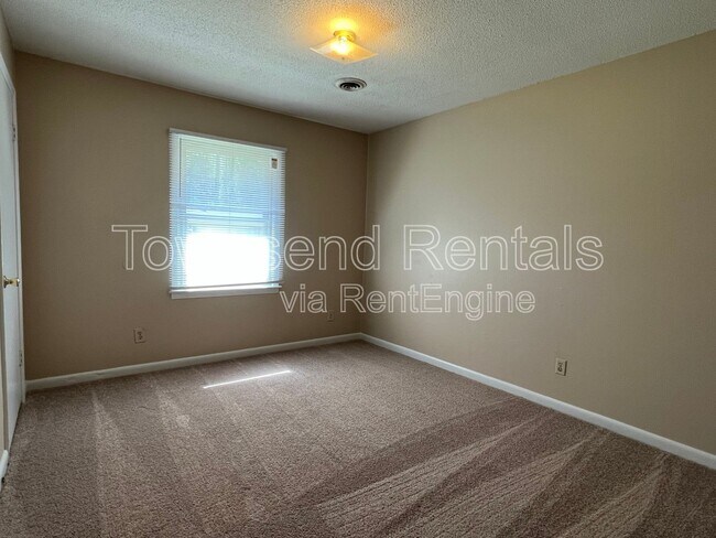 Building Photo - 5675 Livingston Dr