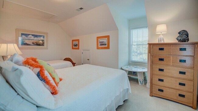 Building Photo - 203 Whiting Ln