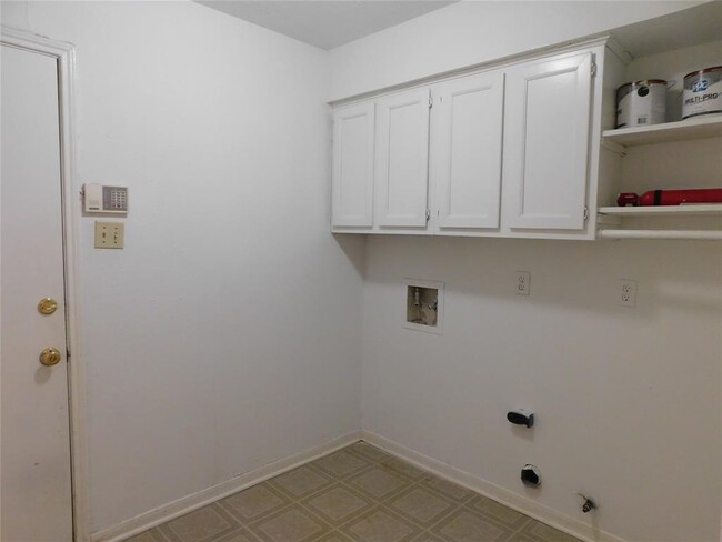 Building Photo - 2711 River Birch Dr