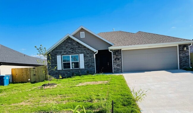 Building Photo - Beautiful 3 Bedroom 2 Bathroom Home