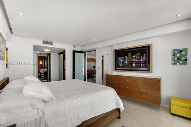 Building Photo - 1750 N Bayshore Dr