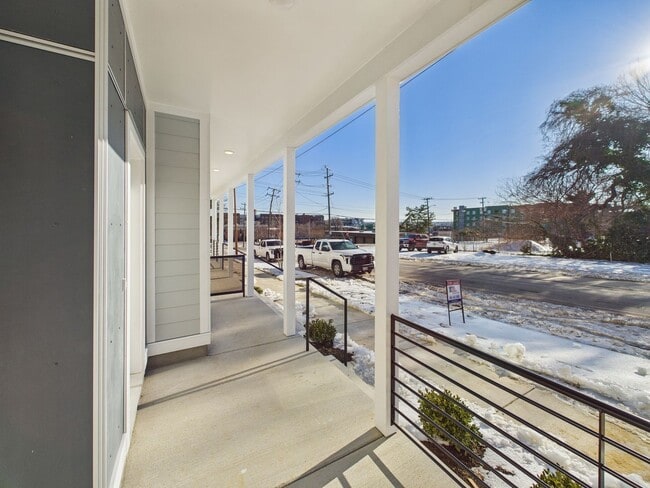 Building Photo - 907 Bainbridge St