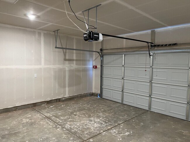 Building Photo - Gorgeous Newer Meadowlands, Residence 3 Mo...