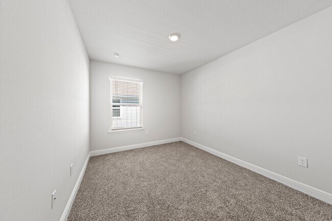 Building Photo - 1027 McLaren Cir