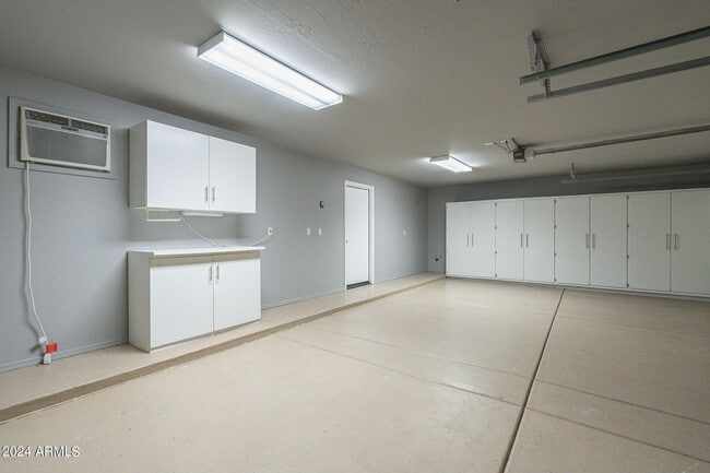 Building Photo - 6326 W El Cortez Pl