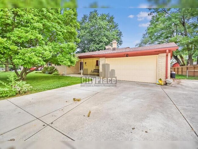 Building Photo - 636 Oak Dr