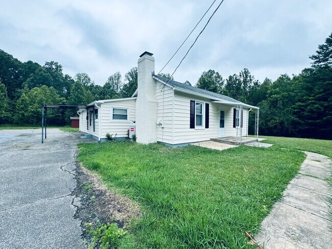 Building Photo - Campbell County Home on Large Lot