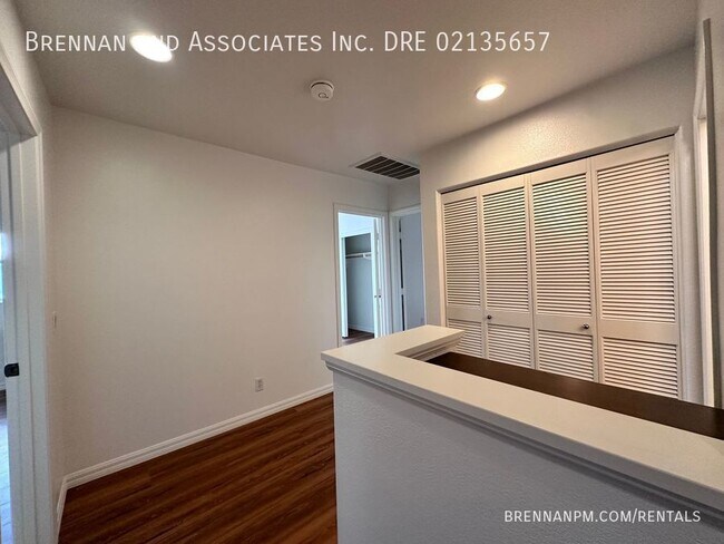 Building Photo - 3 bed, 2.5 bath Townhome, 2 Car Garage, Ea...