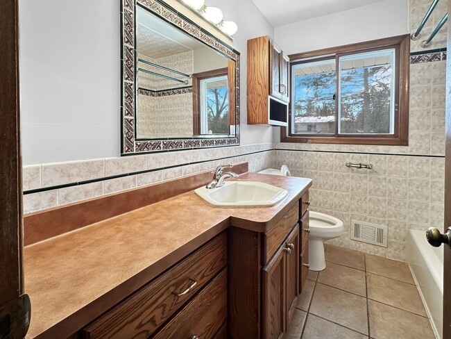 Building Photo - 276 Dawn Ave