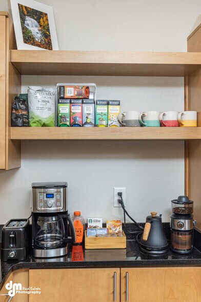 Building Photo - 684 Cedar St