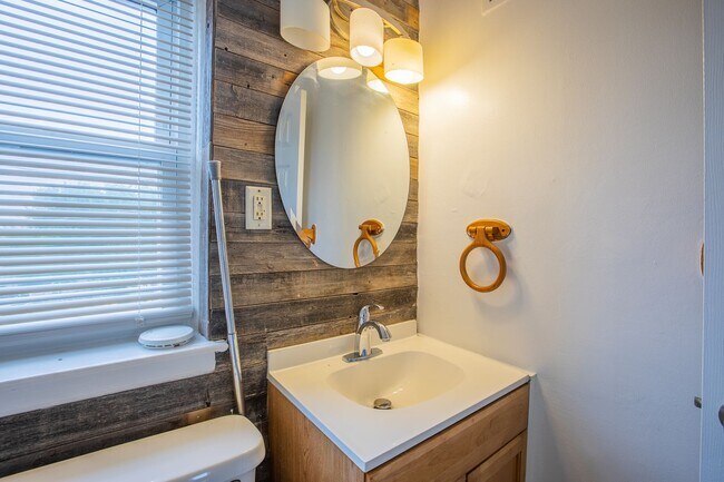 Building Photo - Charming 2 BR/1 Townhome in Brooklyn Park!