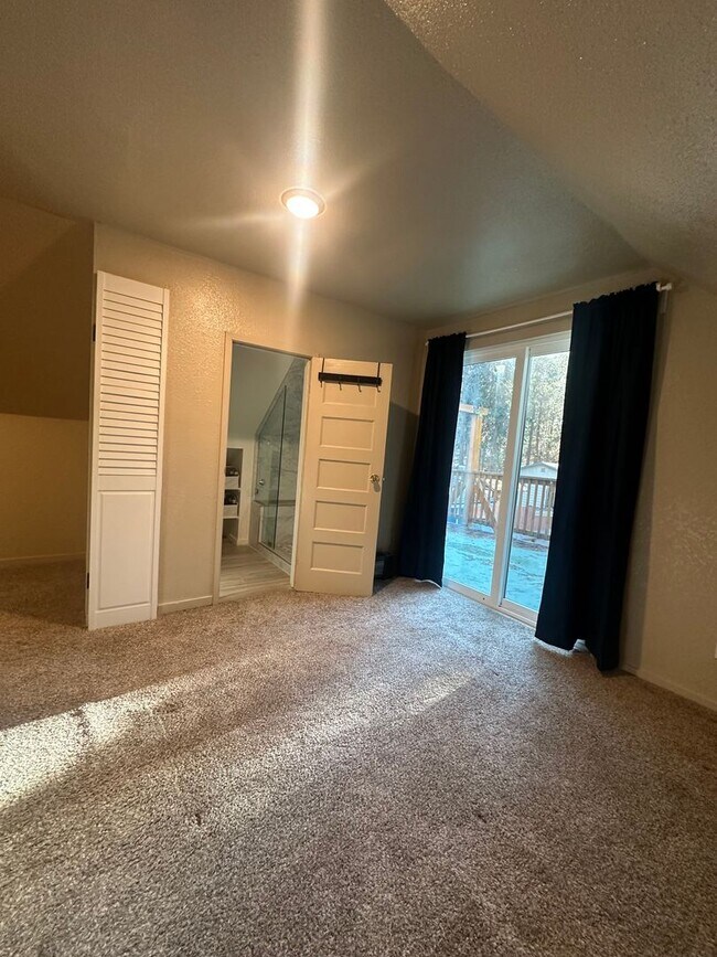 Building Photo - Quaint 3 Bedroom Home with Modern Upgrades- Pet Friendly!