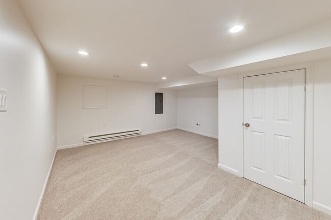 Building Photo - Spacious 3bd/2.5 bath updated townhome in ...