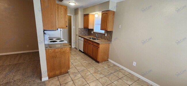 Building Photo - 2204 Oak Hill Dr
