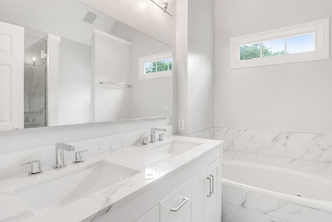 Building Photo - Spacious Grant Park Home