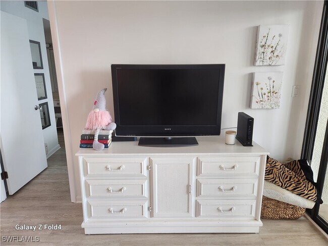 Building Photo - 805 River Point Dr