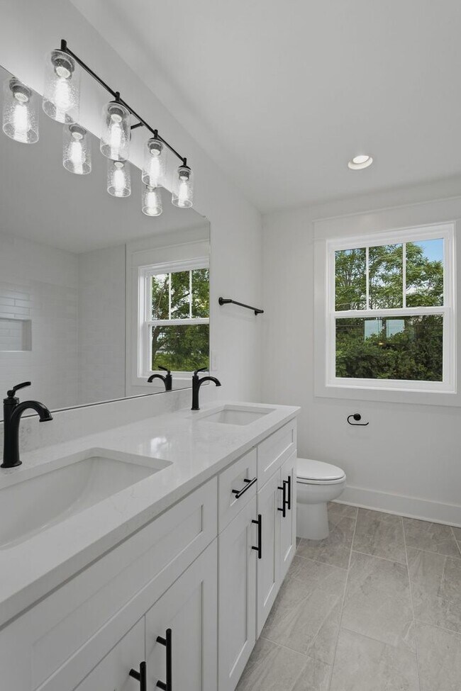 Building Photo - Spacious 5-Bedroom with Fenced Yard & Modern Amenities