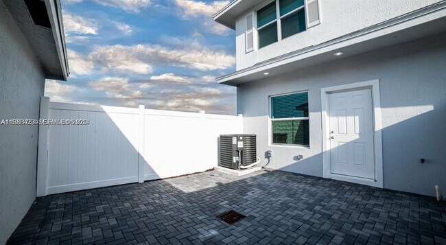 Building Photo - 10241 SW Newberry Ave